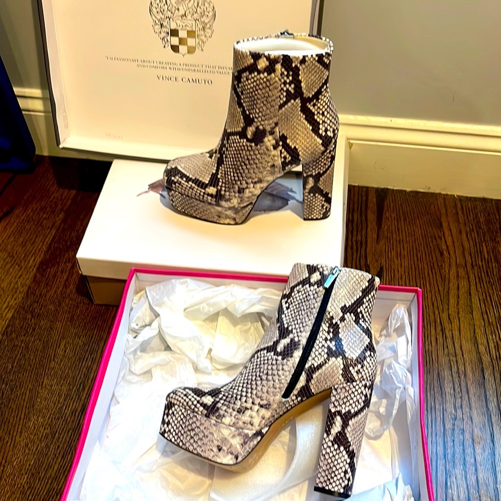 NEW Vince Caputo boots